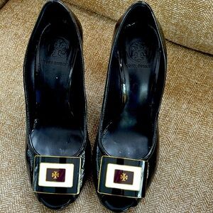 Tory Burch women’s black, pat and leather logo buckle Pepto wedge